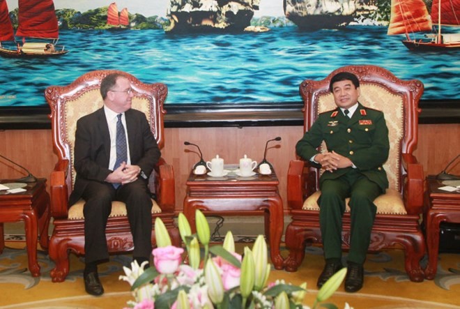 Trung tướng Võ Văn Tuấn, Phó Tổng Tham mưu trưởng Quân đội nhân dân Việt Nam tiếp ông Michael G. Vickers, Thứ trưởng Bộ Quốc phòng Mỹ