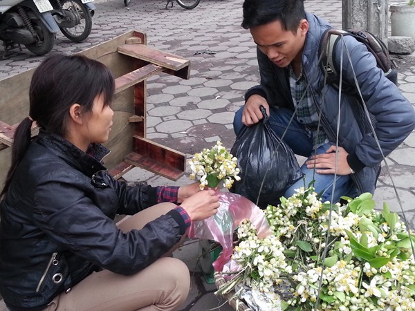 Giá 20.000 - 25.000 đồng/lạng, gánh hoa bưởi của chị Hiên lúc nào cũng đắt khách. Ảnh: Phương Nhung