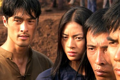 Với vai diễn trong phim "Dòng máu anh hùng", Ngô Thanh Vân (thứ hai từ trái sang) nhận giải Bông Sen Vàng dành cho Nữ diễn viên xuất sắc tại Liên hoan phim Việt Nam lần thứ 15. 