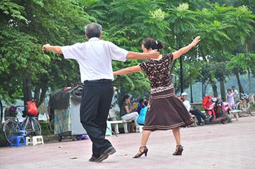U 60 - 70 còn ghen vì vợ thích đi khiêu vũ