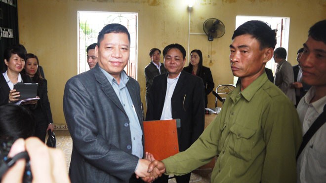 Ông Phạm Đức Tuyên (trái) – Phó chánh án TAND TP Hải Phòng bắt tay xin lỗi đối với ông Cầu vì bản án oan sai của TAND TP từ 17 năm trước. Ảnh: Đỗ Hoàng