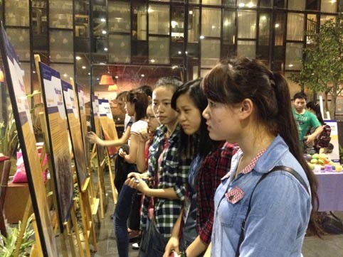 Nhiều người trẻ đồng cảm khi đến xem triển lãm và biết về câu chuyện của các chị.