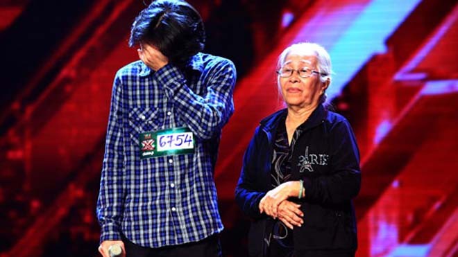 Thí sinh Lê Tích Kỳ cùng bà ngoại trên sân khấu X-Factor 