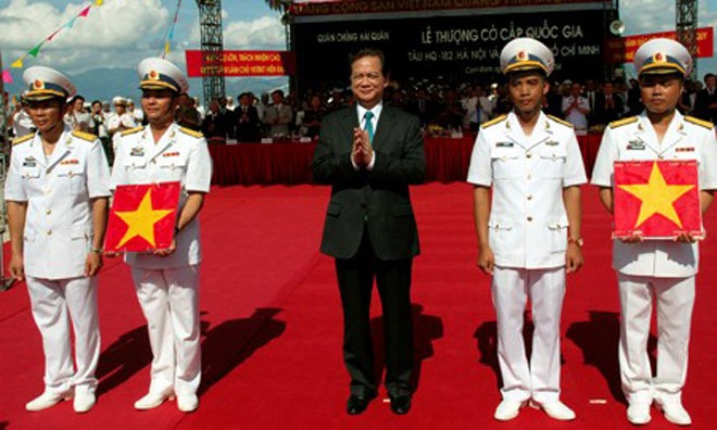 Thủ tướng trao cờ Tổ quốc cho Thuyền trưởng hai tàu ngầm trong Lễ thượng cờ. Ảnh: VGP/Nhật Bắc