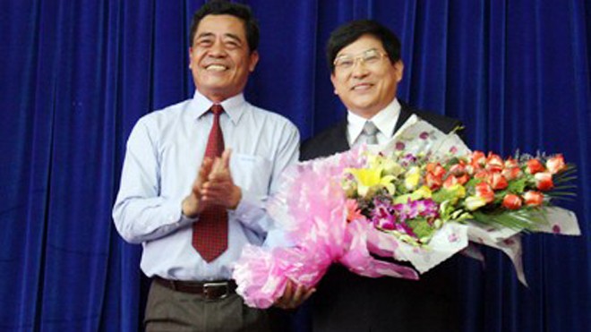 Ông Lê Thanh Quang - Ủy viên Trung ương Đảng, Bí thư Tỉnh ủy, Chủ tịch HĐND tỉnh tặng hoa chúc mừng ông Nguyễn Duy Bắc