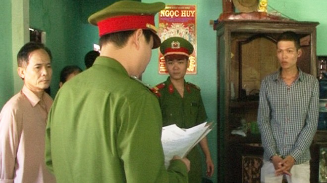 Công an thực hiện lệnh bắt tạm giam đối với nghi phạm Huỳnh Văn Tín