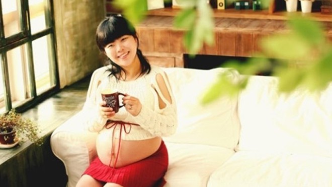Mẹ âu yếm con quá sớm thông qua việc xoa bụng bầu thường xuyên có thể gây sẩy thai. (ảnh minh họa)