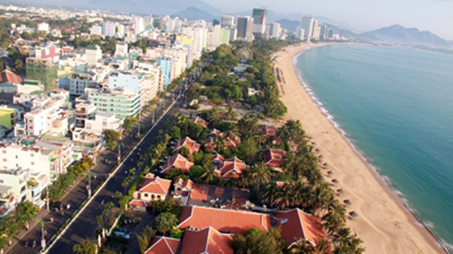  Điểm nhấn của thành phố chính là con đường Trần Phú uốn lượn bao quanh vịnh Nha Trang xanh như ngọc, với một bên là biển một bên là những khách sạn cao tầng