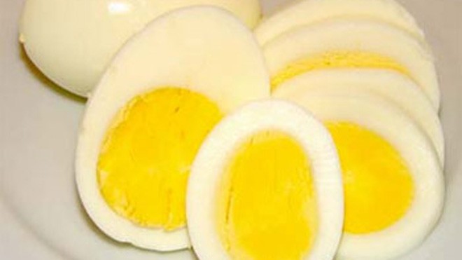 Ăn trứng gà không đúng cách gây hại sức khỏe. Ảnh minh họa