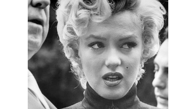 Marilyn Monroe bước ra từ tòa án ở Beverly Hills vào tháng 10/1954, sau khi hoàn tất thủ tục ly dị Joe DiMaggio