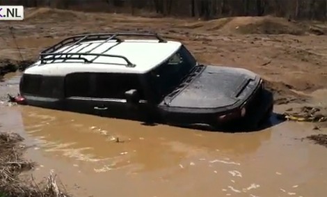 Ôtô ngập dưới hố bùn