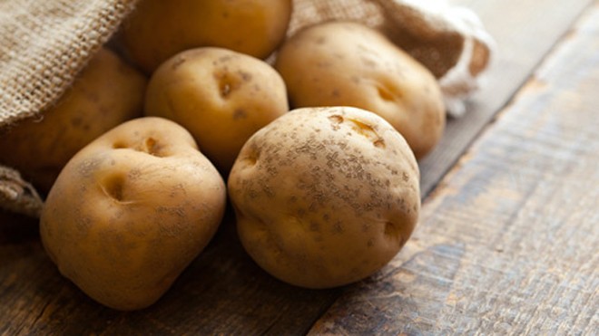Khoai tây là loại tinh bột giàu chất xơ và dinh dưỡng nhưng lưu ý khi chọn khoai tây để tránh loại đã mọc mầm - Ảnh: Shutterstock
