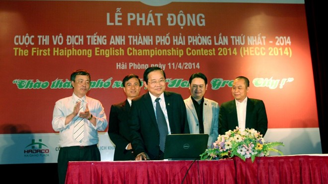 Đồng chí Nguyễn Hữu Doãn đã chính thức ấn nút “Khởi động" trên hệ thống thi trực tuyến.