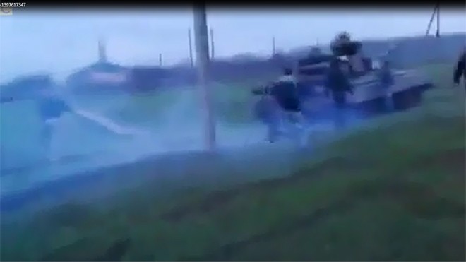 Người dân Donetsk chạy bộ chặn xe tăng Ukraine