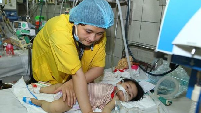 Một bệnh nhân nhi đang điều trị tại Khoa Nhi, Bệnh viện Bạch Mai. (Ảnh: Qúy Trung/TTXVN)