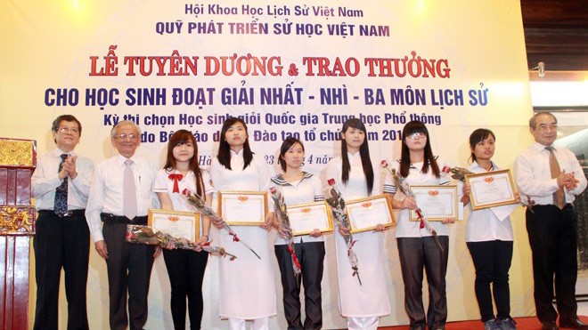 Các học sinh đạt giải nhất quốc gia môn Lịch sử.