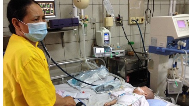 Bé K.Đ.A. (4 tháng tuổi, ở Hưng Yên) nguy kịch vì biến chứng sởi đang được điều trị tại BV Bạch Mai (Hà Nội)