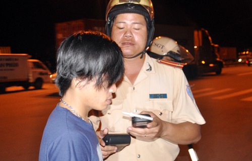 Cảnh sát đo nồng độ cồn trên Xa lộ Hà Nội. Ảnh: Quốc Thắng.