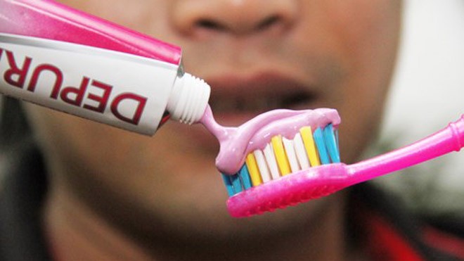 Theo lời giới thiệu trên sản phẩm thì loại kem tẩy các vết bẩn bám chắc trên răng mà không cần sự can thiệp của máy móc. 