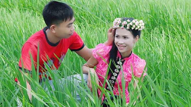 Thơm (24 tuổi) và Hom (27 tuổi), dân tộc Thái, ở Văn Chấn, Yên Bái, được các bác sĩ ở Viện Tim mạch quốc gia tổ chức đám cưới trong phòng bệnh. Ảnh: NVCC.