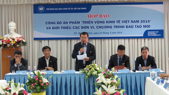 GS.TS Nguyễn Đông Phong đang công bố ấn phẩm mới