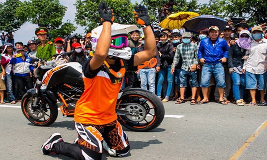  Tay đua người Malaysia đã quỳ xuống lạy người hâm mộ xin trả lại đường đua - Ảnh: Bikervietnam 