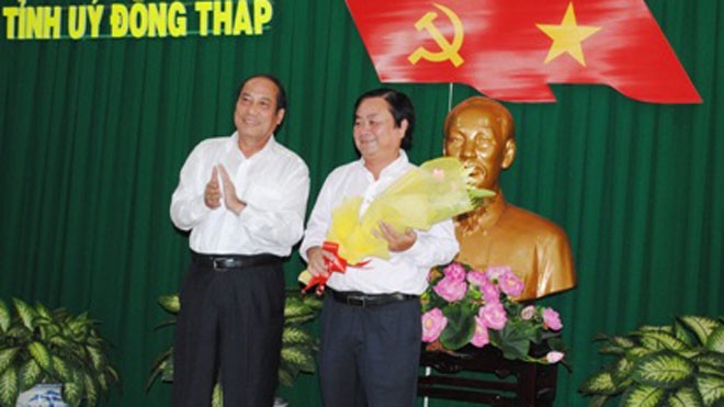 Phó trưởng Ban Tổ chức Trung ương Nguyễn Hoàng Việt tặng hoa cho ông Lê Minh Hoan. Ảnh: Báo Đồng Tháp