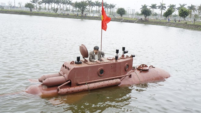Ông Nguyễn Quốc Hòa đã thử nghiệm thành công tàu ngầm ở trong hồ. Ảnh: Thiên Sứ.