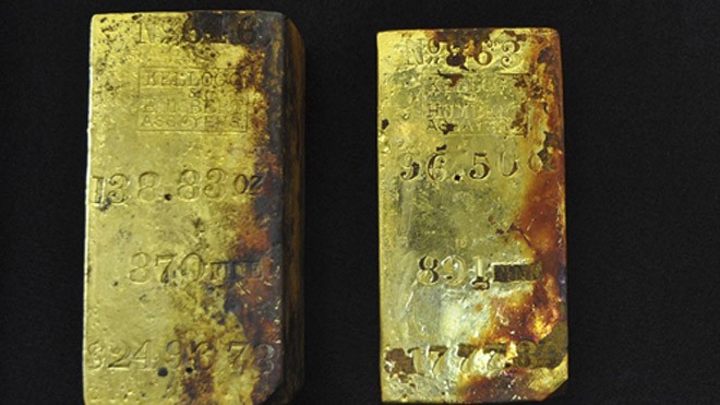 Hai trong số 5 thỏi vàng vừa được công ty Odyssey tìm thấy. Ảnh: Reuters