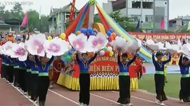 Múa hát chào mừng chiến thắng Điện Biên Phủ