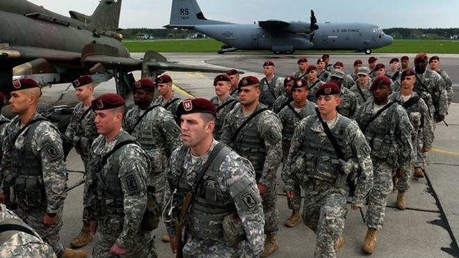 Nhóm binh sỹ Mỹ tới sân bay Swidwin, Balan. (Nguồn: AFP/TTXVN)
