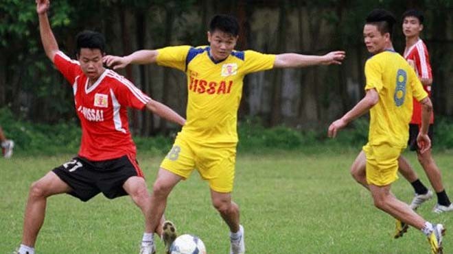 Văn Quyến trên sân tập của Ninh Bình hôm qua, chuẩn bị cho trận đấu ở AFC Cup ngày 13/5. Ảnh: Lâm Thỏa.