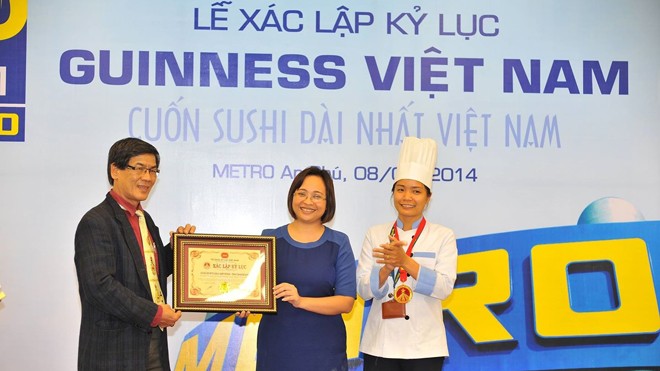 Ông Nguyễn Mạnh Quý, Thường trực Hội đồng Xác lập Kỷ lục Việt Nam trao bằng kỷ lục cho Metro An Phú