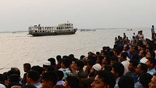 Người dân tập trung gần địa điểm phà bị lật úp tại cửa sông Meghna ở thủ đô Dhaka của Bangladesh.