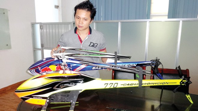 Từ bỏ cuộc sống và công việc ở Mỹ, ông Lê Triều Bảo Lộc về Việt Nam sản xuất loại máy bay đồ chơi - Ảnh: Hoàng Việt 