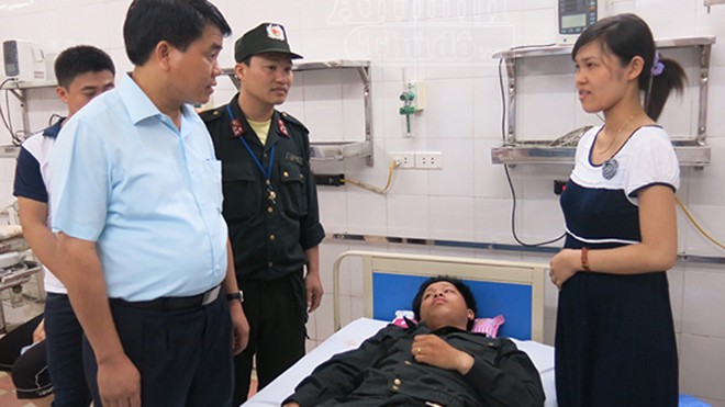 Thiếu tướng Nguyễn Đức Chung - Giám đốc CATP Hà Nội ân cần thăm hỏi tình trạng sức khỏe Thượng sỹ Bùi Văn Hoai...