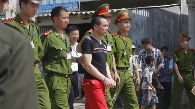 Lý Nguyễn Chung (quần đỏ), nghi phạm sát hại chị Hoan năm 2003. 