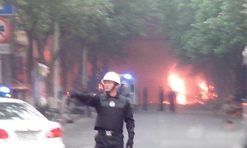 Hiện trường vụ nổ ở Tân Cương sáng nay 22-5. Ảnh: QQ.com