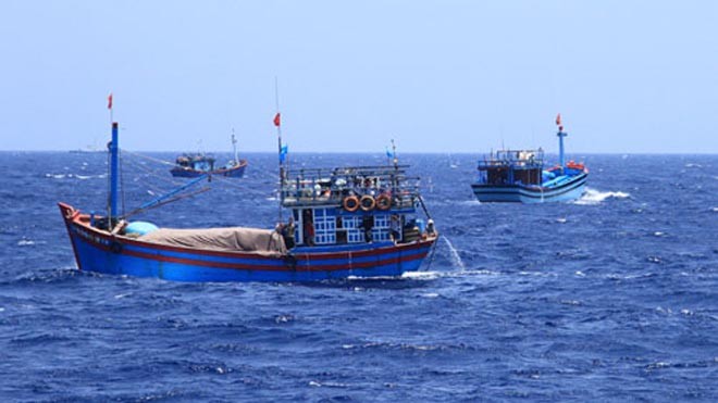 Tàu cá của ngư dân Việt Nam đánh bắt thủy sản gần khu vực Trung Quốc hạ đặt giàn khoan trái phép. Ảnh: Nguyễn Đông.
