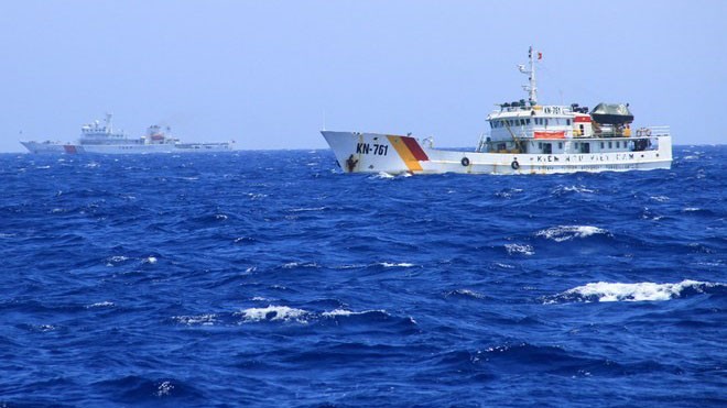 Mặc dù bị cản phá và tấn công quyết liệt nhưng các tàu chấp pháp của Việt Nam vẫn kiên cường bám trụ trận địa để tuyên truyền yêu cầu TQ rút giàn khoan khỏi vùng biển của Việt Nam. (Ảnh: Tàu Kiểm ngư 761 đang hoạt động trong khu vực gần giàn khoan của TQ)