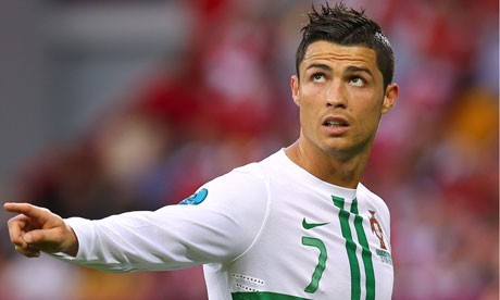 Ronaldo trộn "nước thánh" với keo để xịt lên mái tóc bóng bẩy trước mỗi trận đấu. Ảnh: Guardian.
