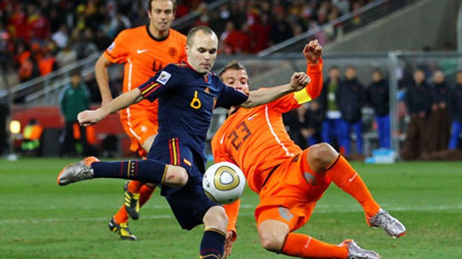 Andres Iniesta (trái, Tây Ban Nha) ghi bàn quyết định trong chiến thắng Hà Lan ở chung kết World Cup 2010.