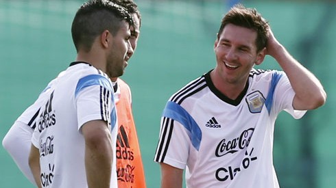 Messi và Aguero sẽ soi đường cho hàng công Argentina. Phía sau họ là một dàn dự bị hạng sang mà các đội khác đều thèm muốn. Ảnh: Reuters.