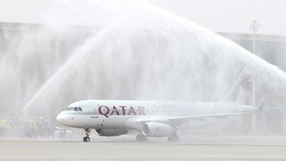 Chuyến bay A320 Sharklet A7-AHX của Qatar Airways đầu tiên tới sân bay Hamad được phun nước theo truyền thống.
