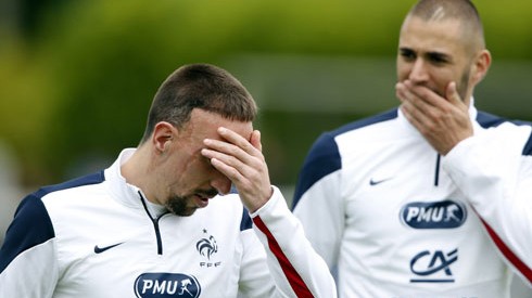 Ribery (trái) có tên trong danh sách chính thức, nhưng vẫn có thể phải làm khán giả ở World Cup 2014 vào giờ chót, nếu không kịp bình phục chấn thương. Ảnh: Reuters.