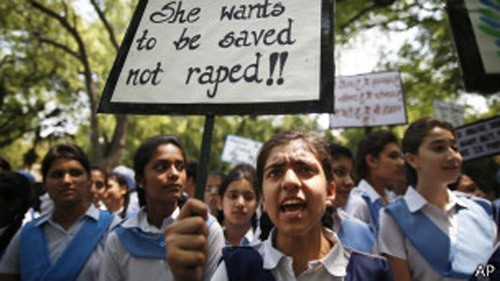Biểu tình chống bạo hành, lạm dụng phụ nữ và trẻ em ở Ấn Độ. Ảnh: AP 