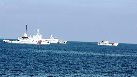 Hai tàu hải cảnh của Trung Quốc đang dồn ép tàu kiểm ngư của Việt Nam - Ảnh: VGP/Xuân Hồng