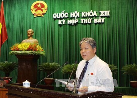  Chiều 4-6, Bộ trưởng Bộ tư pháp Hà Hùng Cường, thừa ủy quyền của Thủ tướng Chính phủ, trình bày Tờ trình về dự án Luật sửa đổi, bổ sung một số điều của Luật quốc tịch Việt Nam. Ảnh: TTXVN. 