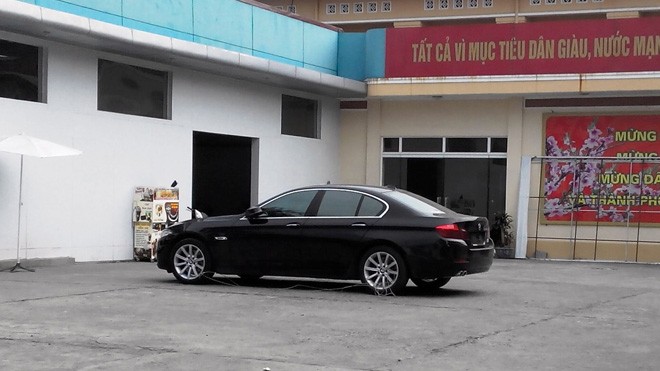 Chiếc xe BMW không biển số đang bị tạm giữ tại Trạm CSND số 1 (Công an quận Hồng Bàng)