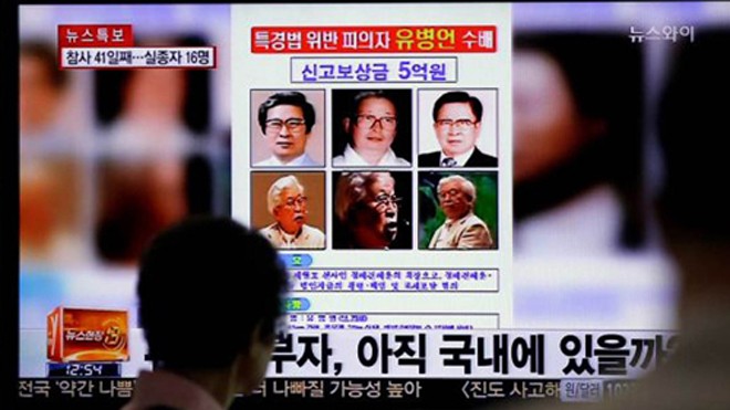 Ảnh truy nã cha con ông Yoo Byung-eun - Ảnh: Timesunion.com 